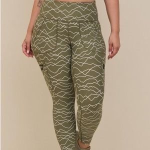 Torrid Happy Camper leggings with Cargo Pockets Size 2